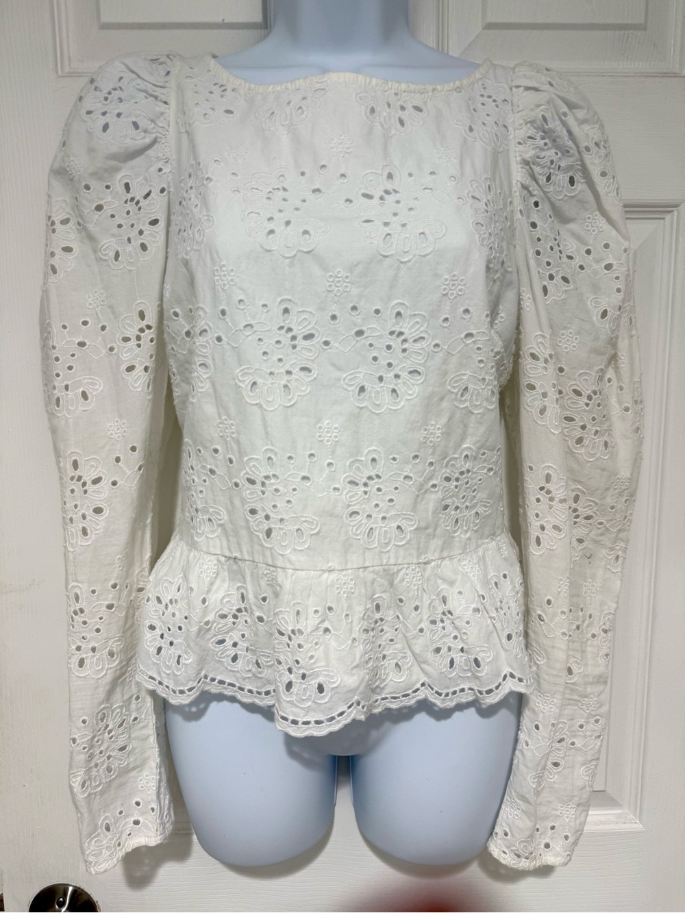 Express Women's White Eyelet Peplum Blouse long puff sleeve. Size small